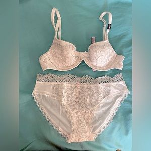 VS Set: 32A Bra; Small Panty